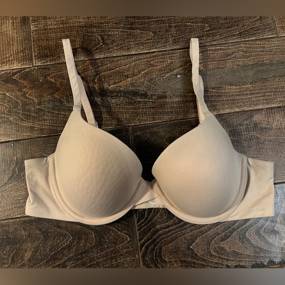 34B Calvin Klein Nude T-Shirt Bra EUC
